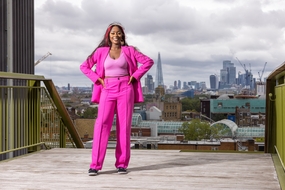 站在天台上的玫粉色西装美女图片